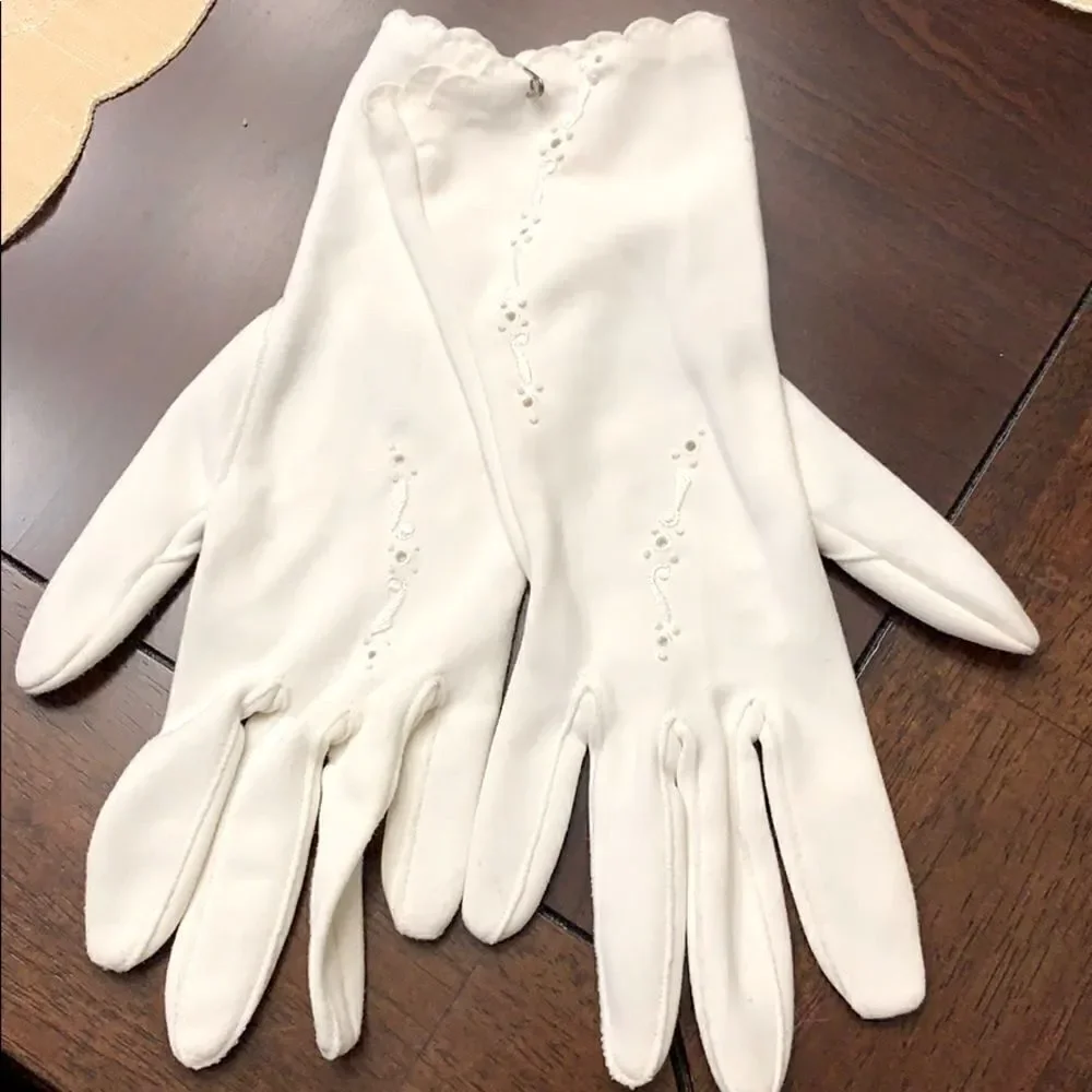 Vintage Gloves  eyelet detail cream color